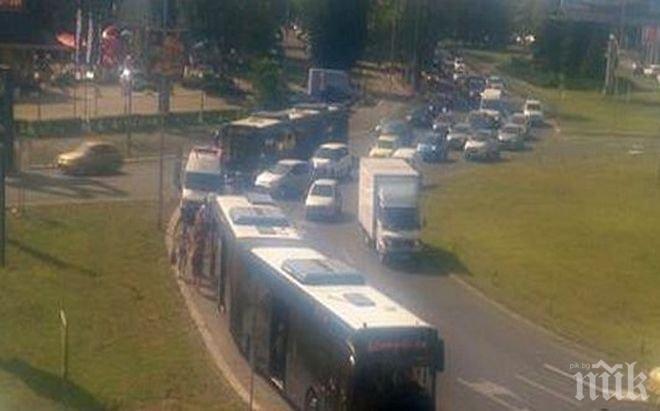 ОТ ПОСЛЕДНИТЕ МИНУТИ! Свалиха пътниците от автобус Б2 в Бургас, криминалисти и линейка са на място 