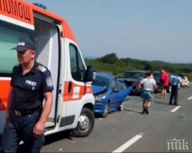 КОШМАРНА НЕДЕЛЯ! Верижна катастрофа задръсти Приморско-Созопол, мъж и жена са откарани с линейка