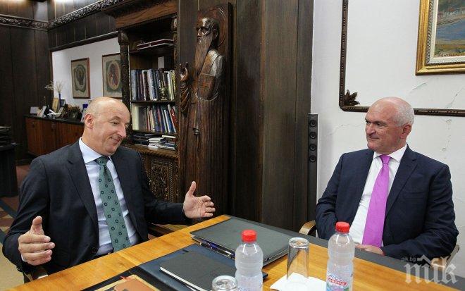 Главчев се поклони на паметната плоча на българите, загинали с кораба Илинден в Охрид (СНИМКИ)