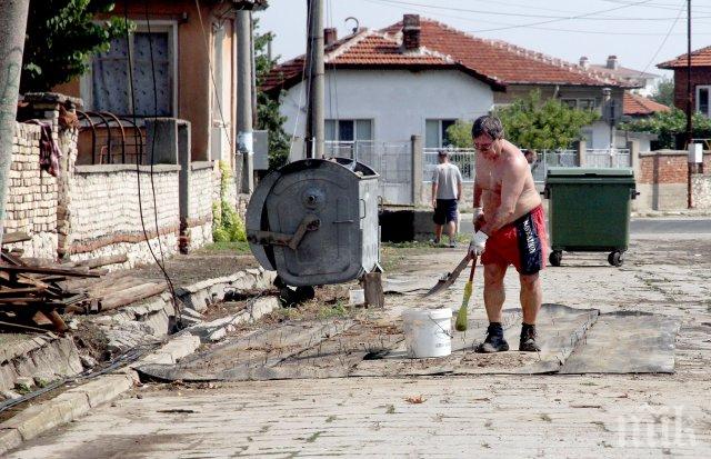 СТИХИЯ! В Рогош още треперят след бурята: Сякаш мина змей - грабеше ламарини и керемиди и ги мяташе през няколко къщи