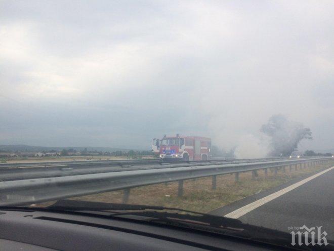 ОТ ПОСЛЕДНИТЕ МИНУТИ! Автомобил пламна на Тракия, движението е затруднено