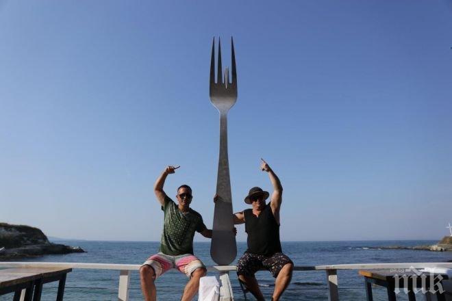 Издигнаха 200-килограмова вилица на плажа в Лозенец (СНИМКИ)