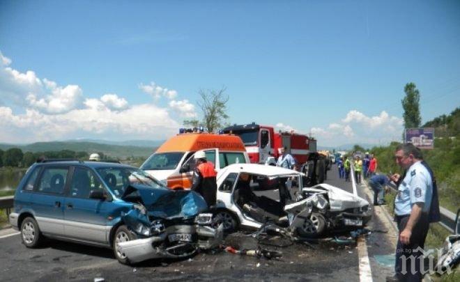НОВ КУРБАН НА ПЪТЯ! Българин се заби челно в румънски автомобил, загина на място