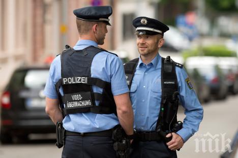 ЗАБРАНЕНИ МАЙТАПИ! Заради нацистки поздрав в Берлин: Арестуваха китайски туристи