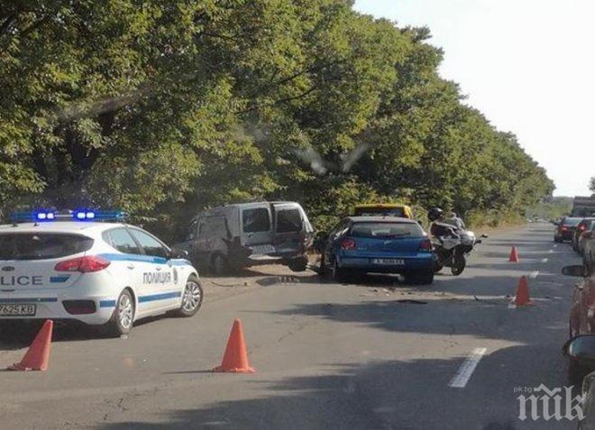 Кошмарен ден по пътищата на Южното Черноморие! Голф и баничарка се помляха край Поморие