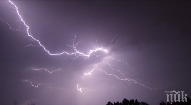 Мълния подпали гората край Бобов дол