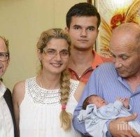 ОТ ПОСЛЕДНИТЕ МИНУТИ! Българчето, родено в самолет, се прибра в България (СНИМКА)