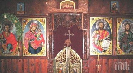без никакъв срам откраднаха старинни икони храм