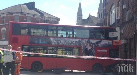 двуетажен автобус вряза сграда лондон