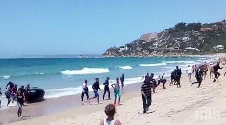 шокиращо видео лодка изсипа бежанци африка испански плаж очите шокирани почиващи снимки