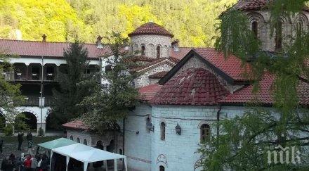 хиляди събират бачковския манастир навечерието света богородица
