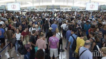 охранителният персонал летището барселона започна часова стачка
