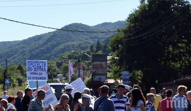 Нов протест срещу кмета на Септември, над 120 души искаха оставката му