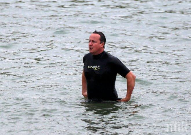 Дейвид Камерън плува във вода с фекалии - не погледнал табелата