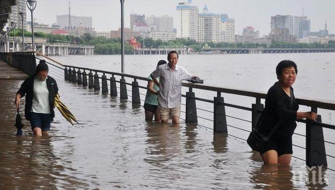 В Китай евакуираха 48 хиляди души заради проливните дъждове
