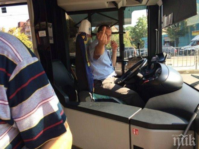 Шофьор награди със среден пръст мъж, помолил го да изчака възрастни хора (СНИМКИ)