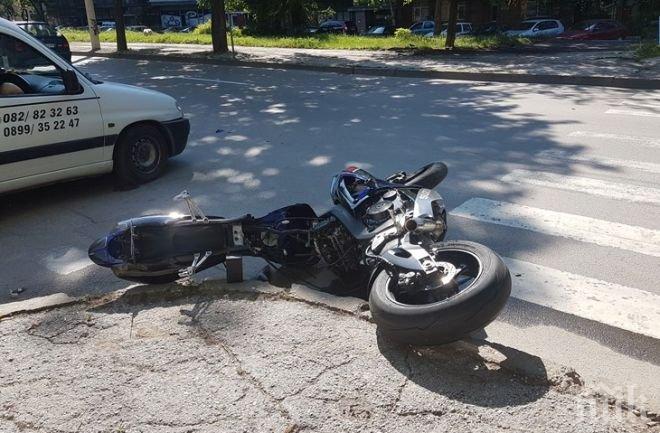 Моторист се заби в бус, бере душа в болницата 