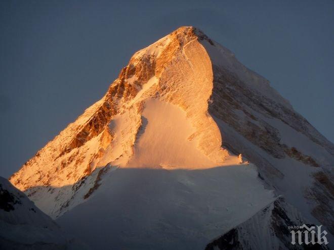 Трагедия! Българин загина при падане от 6200 м 