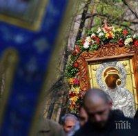 Хиляди се поклониха пред чудотворната икона на Света Богородица в Бачковския манастир