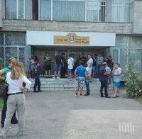 ИЗВЪНРЕДНО И ПЪРВО В ПИК! Напрежение в София! Над 100 полицаи висят цял ден на опашка за пари за дрехи – не им дават нищо! (СНИМКА/ОБНОВЕНА)