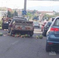 ИНЦИДЕНТ! Шофьор задръсти с дини централен булевард в Пловдив
