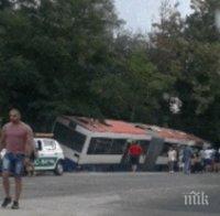 ИЗВЪНРЕДНО! Тежка катастрофа с автобус на Дървения мост във Варна! Има ранени