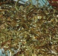 Неблагодарник сви златните бижута на майка си