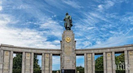 мъж изпика паметника съветските войници берлин