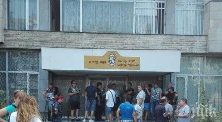 извънредно първо пик напрежение софия 100 полицаи висят цял ден опашка пари дрехи дават нищо снимка обновена