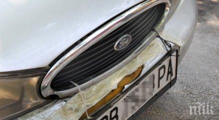 технически гений свински опашки държат номера колата снимки