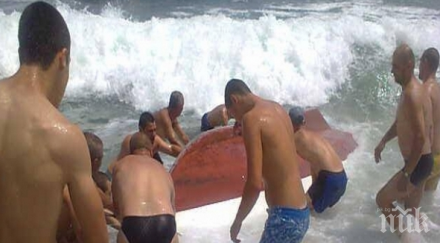 трагедия плаж корал млад мъж влезе кану морето изхвърли часа