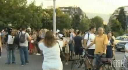 протест строеж небостъргач столичани затвориха бул българия снимки