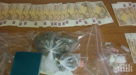 полиция нахлу апартамента братя китен превърнали склад наркотици фалшиви пари снимки