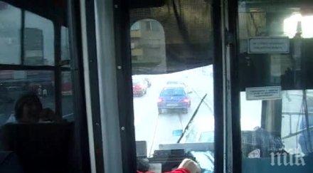 луд екшън ватманка пътничка млатиха трамвай