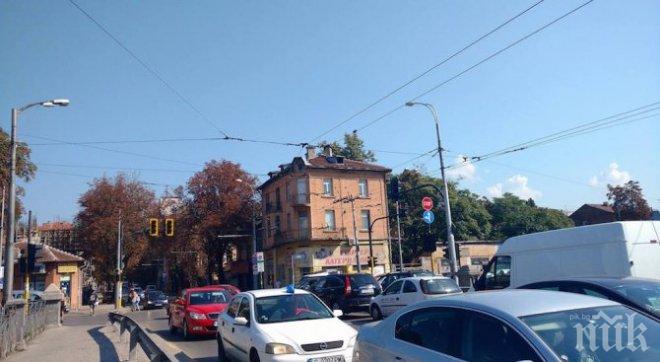 ИЗВЪНРЕДНО! Нова тапа в София! Светофарите на ключово кръстовище издадоха багажа (СНИМКИ)
