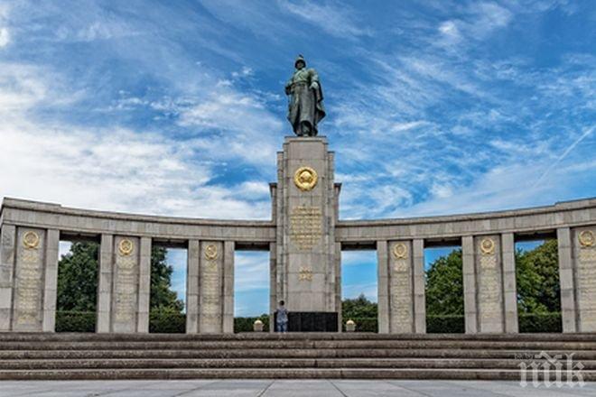 Мъж се изпика върху паметника на съветските войници в Берлин 
