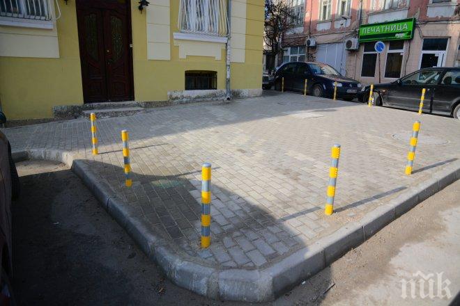 Джигит катастрофира на булевард в Пловдив, отнесе колчета (СНИМКИ)