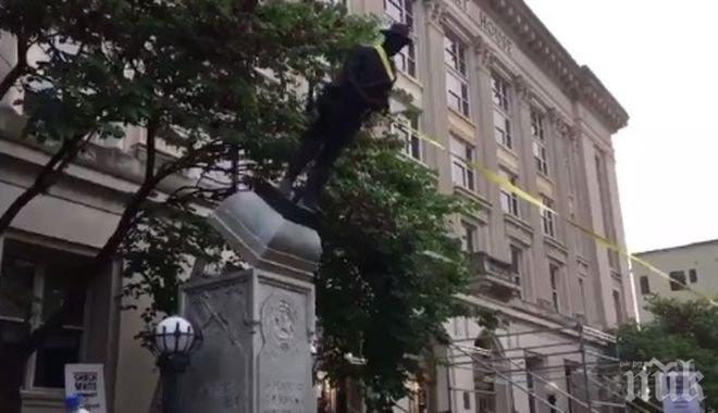 Протестиращи преобърнаха паметник на войските на Конфедерацията в Северна Каролина