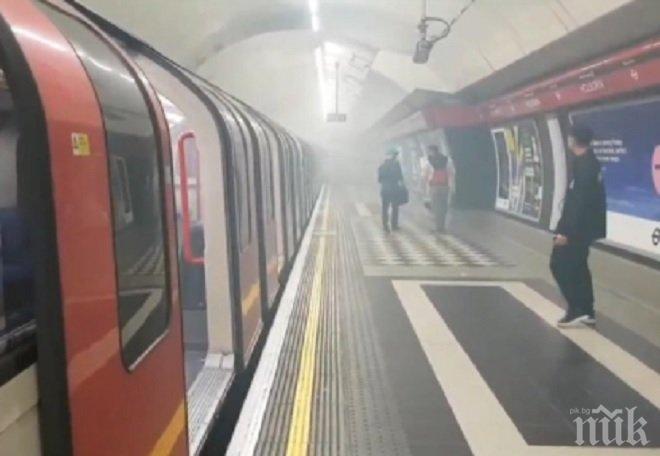 ОТ ПОСЛЕДНИТЕ МИНУТИ! Силен гръм, пушек и миризма евакуираха станция на метрото в Лондон (ВИДЕО)