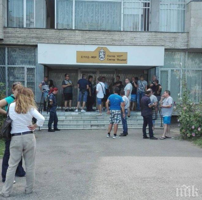 ИЗВЪНРЕДНО И ПЪРВО В ПИК! Напрежение в София! Над 100 полицаи висят цял ден на опашка за пари за дрехи – не им дават нищо! (СНИМКА/ОБНОВЕНА)