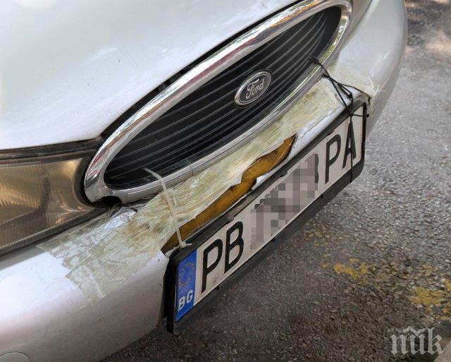 Технически гений: Свински опашки държат номера на колата (СНИМКИ)