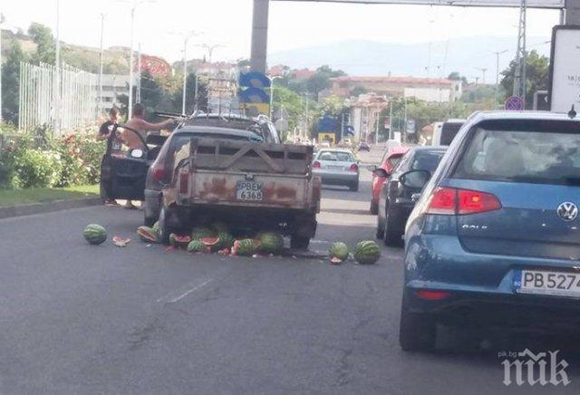 ИНЦИДЕНТ! Шофьор задръсти с дини централен булевард в Пловдив