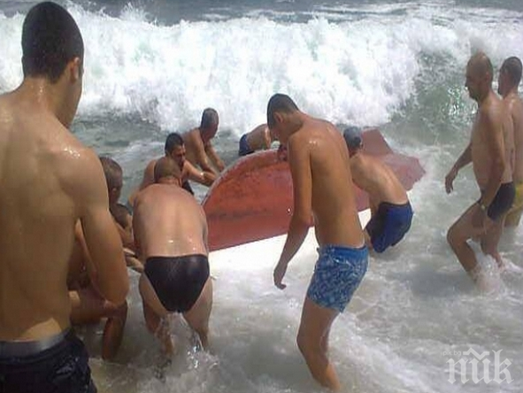ТРАГЕДИЯ НА ПЛАЖ КОРАЛ! Млад мъж влезе с кану, морето го изхвърли след 3 часа