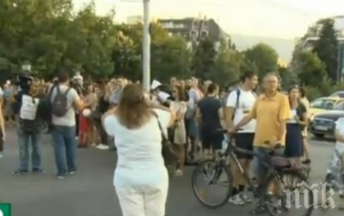 Протест срещу строеж на небостъргач! Столичани затвориха бул. България (СНИМКИ)