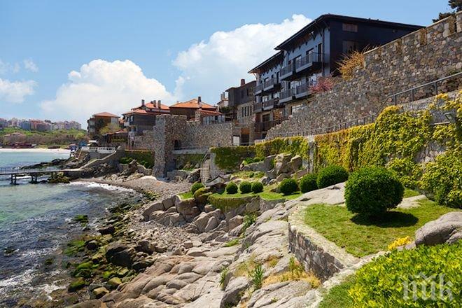 СТРАШЕН СКАНДАЛ! Тормозят туристи в Созопол, слагат скоби на колите им, въпреки че са платили