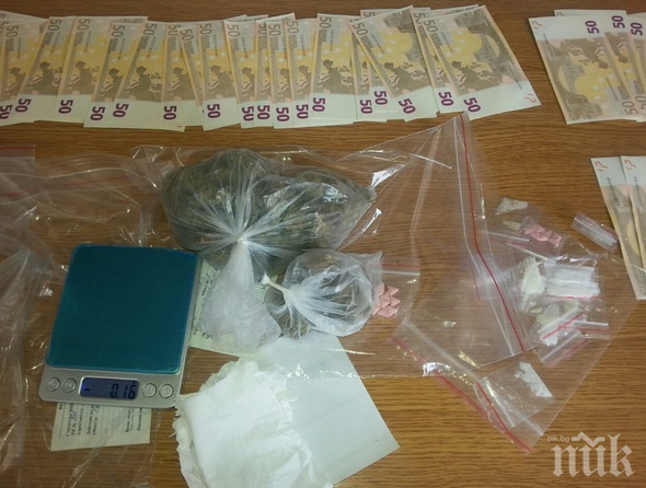 Полиция нахлу в апартамента на братя в Китен, превърнали го в склад за наркотици и фалшиви пари (СНИМКИ)