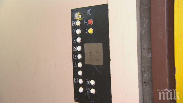 КРИЗА! Семейство с бебе на месец престоя 40 минути в закъсал асансьор