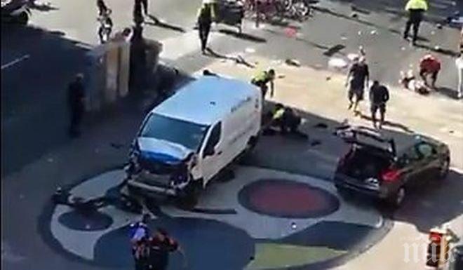 ПОТВЪРДЕНО! Нападателят с микробус в Барселона е избягал пеш след атентата