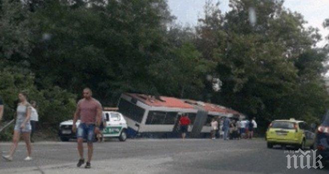 ИЗВЪНРЕДНО! Тежка катастрофа с автобус на Дървения мост във Варна! Има ранени
