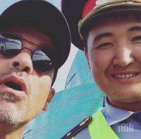 Ерос Рамацоти пя с пътен полицай в Астана